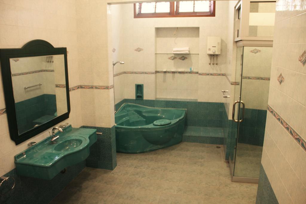 Alsalam Syariah Guesthouse Solo Exteriör bild