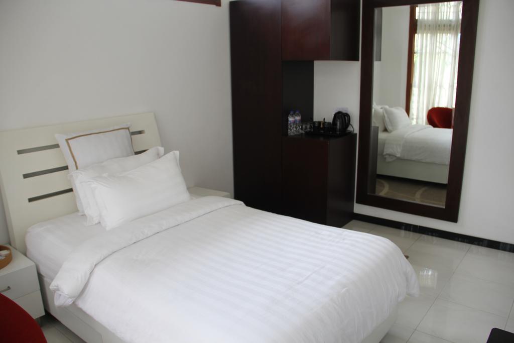 Alsalam Syariah Guesthouse Solo Exteriör bild