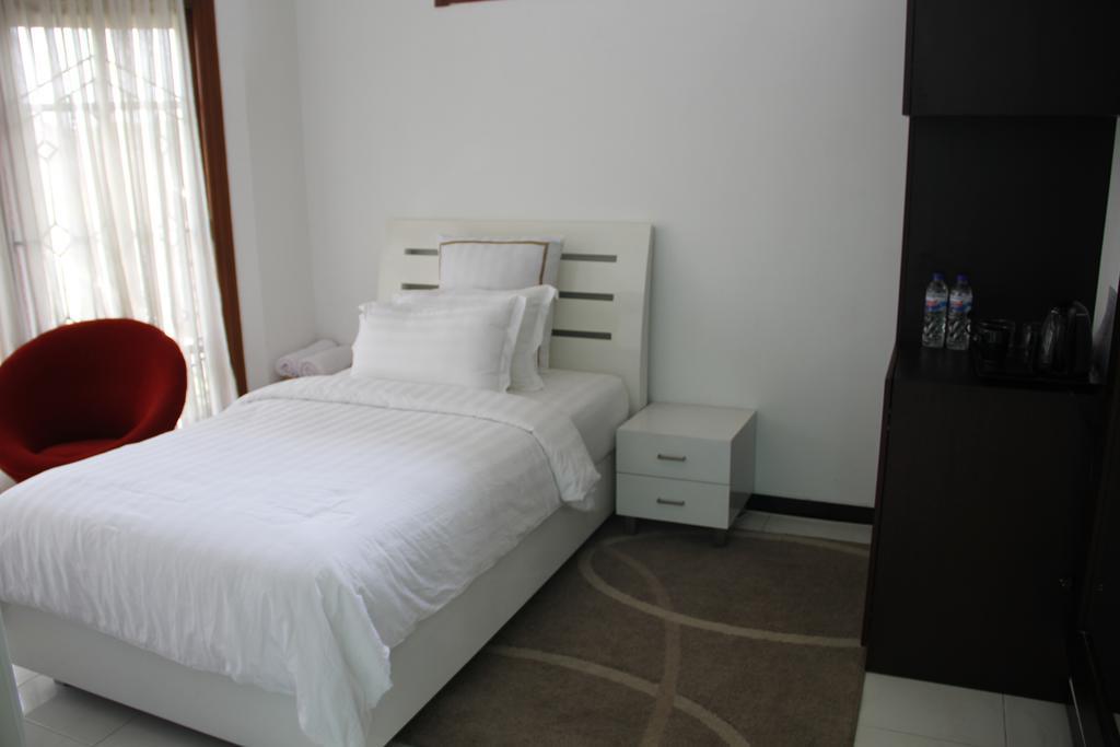 Alsalam Syariah Guesthouse Solo Exteriör bild