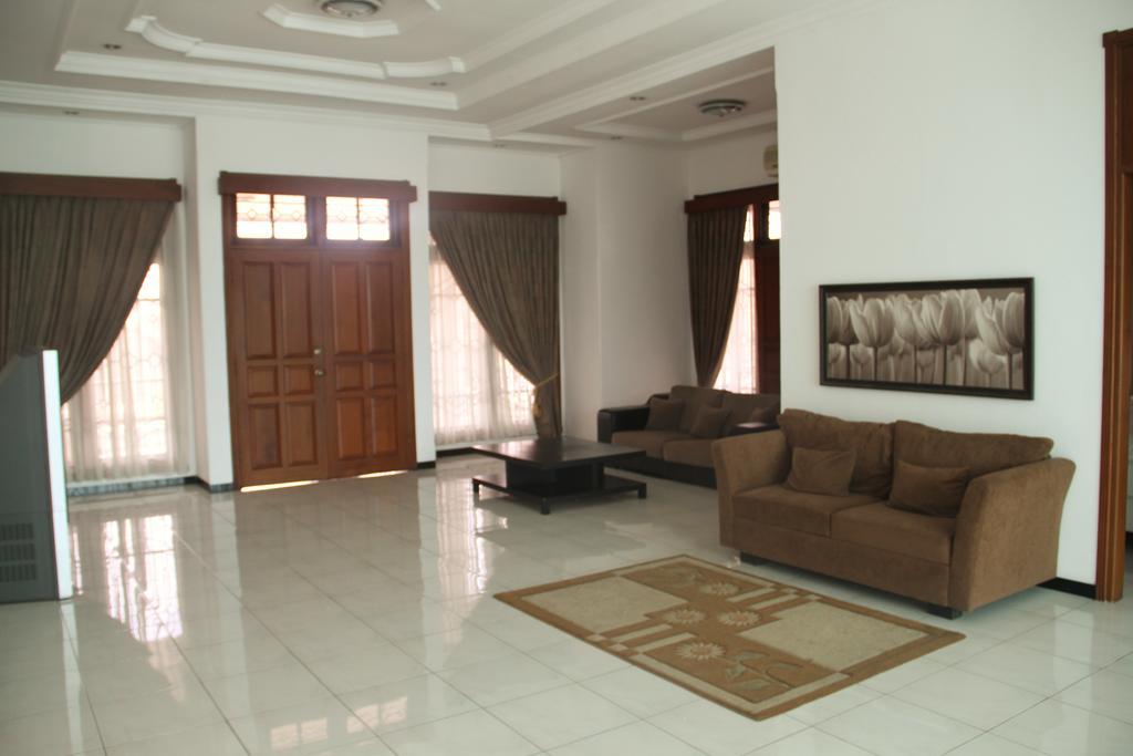 Alsalam Syariah Guesthouse Solo Exteriör bild